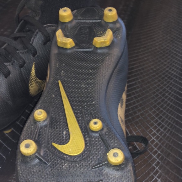 Boys soccer shoes - Picture 1 of 5